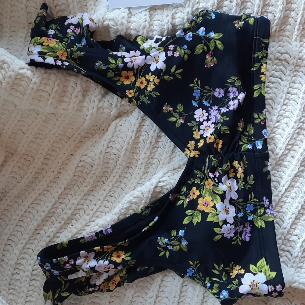 Beach Betty by Miracle Brands NWT Swim Flower Bikini Top Surf Top Small S